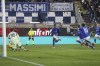 Como's Assane Diao, centre, scores his side's first goal during the Serie A soccer match between Como and Milan at the Giuseppe Sinigaglia stadium in Como, Italy, Sunday Jan. 14, 2025. (Antonio Saia/LaPresse via AP)