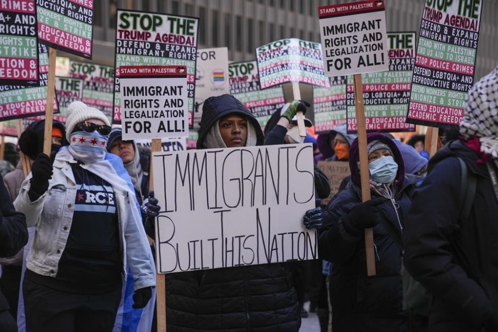 Sonia Rosa Sifore and other anti-Trump protesters gather in Federal Plaza to rally for a number of issues, including immigrant rights, the Israel-Hamas war, women's reproductive rights, racial equality and others, on the day of President Trump's Inauguration, Monday, Jan. 20, 2025, in Chicago. (AP Photo/Erin Hooley)