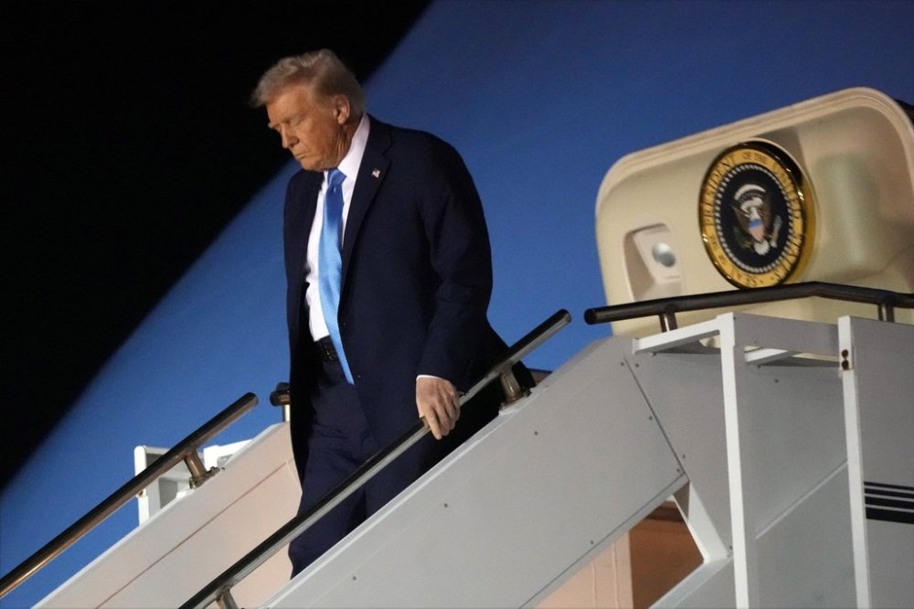U.S. President Donald Trump arrives at Palm Beach International Airport in West Palm Beach, Fla., en route to his Mar-a-Lago estate in Palm Beach, Friday, Jan. 31, 2025. THE CANADIAN PRESS/AP-Ben Curtis