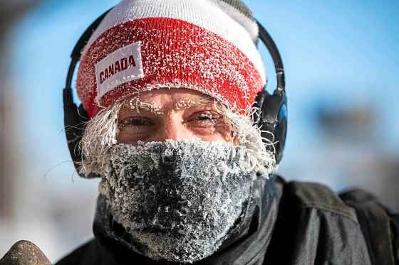Jesse Wheatland walks down Portage Avenue in the extreme cold on Monday. (Mikaela MacKenzie / Free Press)