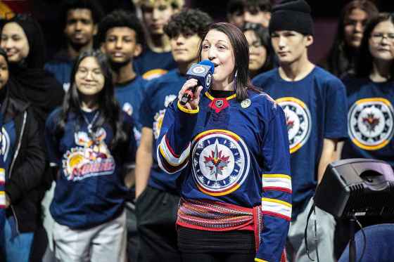 Krista Rey sings the Métis anthem. (Mikaela MacKenzie / Free Press)