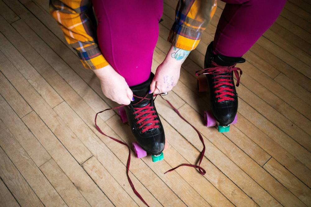 Stephanie Cleveland laces up her roller skates. (Mikaela MacKenzie / Free Press)
