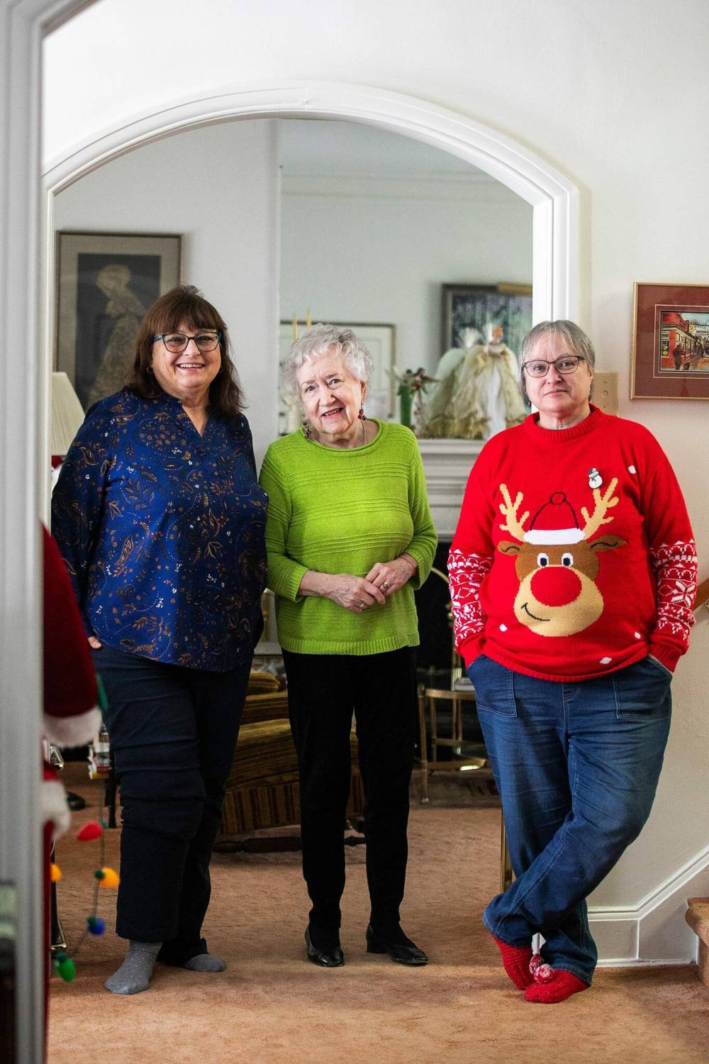 MIKAELA MACKENZIE / FREE PRESS
Council of Women of Winnipeg members Arlene Macklem (from left), Arlene Draffin Jones and Brenda Buleziuk. The council includes around 80 members who labour to improve the quality of life for women and their families in Winnipeg.