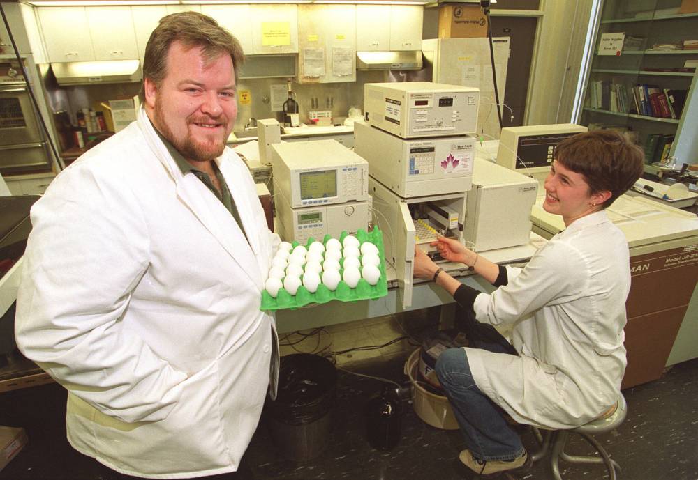 BORIS MINKEVICH/ FREE PRESS FILES
House works with master’s degree student Desmond Ballance at the U of M.