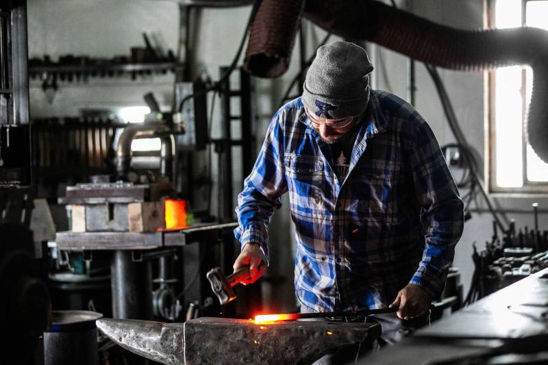 MIKAELA MACKENZIE / FREE PRESS
Lynndon Novak works on the anvil in his backyard shop.
