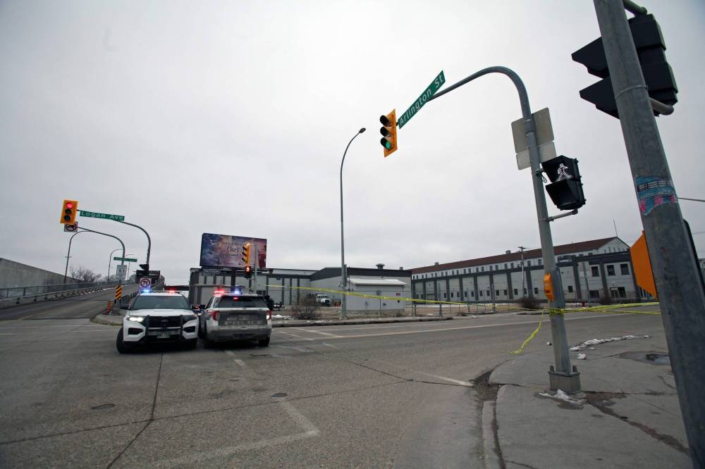 ERIK PINDERA / FREE PRESS FILES
Winnipeg police watch over the scene of a homicide investigation on Arlington Street and Logan Avenue on Nov. 11, 2023.