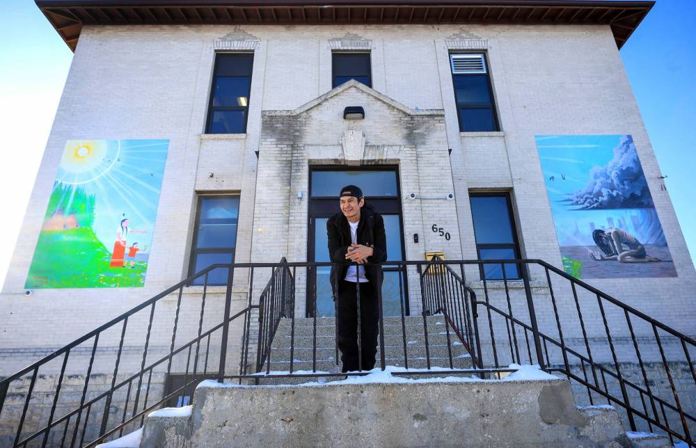 RUTH BONNEVILLE / FREE PRESS
Jedrick Thorassie’s murals are on either side of the front door to Ndinawemaaganag Endaawaad Inc. (Ndinawe), a non-profit organization dedicated to supporting urban Indigenous youth.