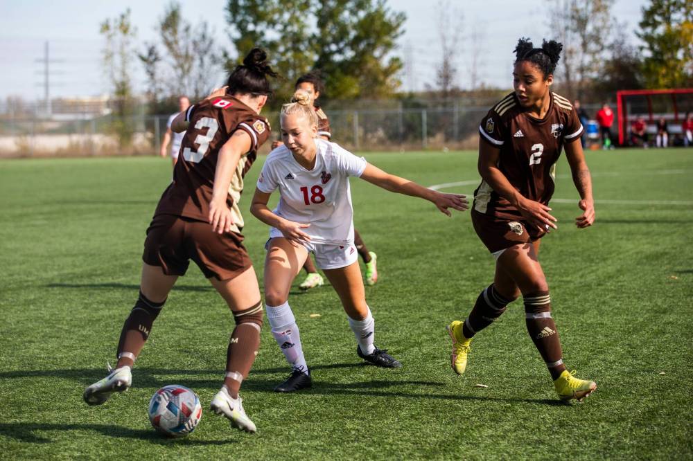MIKAELA MACKENZIE / FREE PRESS FILES
Winnipeg Wesmen team captain Sydney Arnold, centre, says she and her peers were “blindsided” by the University of Winnipeg’s decision to suspend the women’s soccer program in 2025.