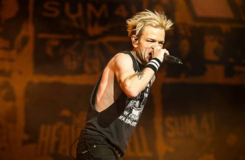 JOHN WOODS / FREE PRESS
                                Sum 41 performs at Canada Life Centre Monday as part of their Tour of the Setting Sum farewell tour.