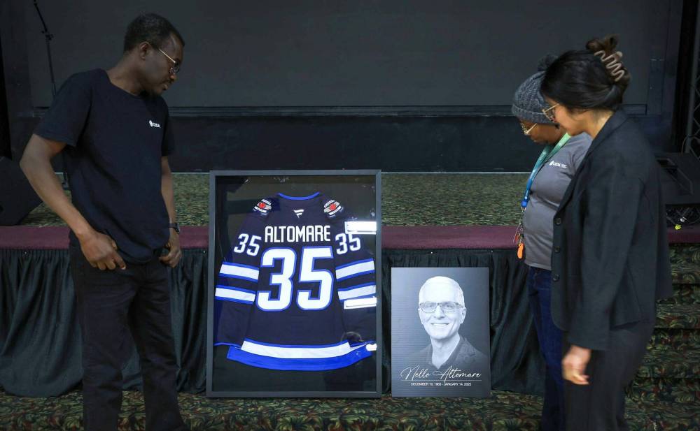 RUTH BONNEVILLE / FREE PRESS
Roughly 1,000 mourners went to the Transcona Country Club for Nello Altomare’s public funeral Wednesday.