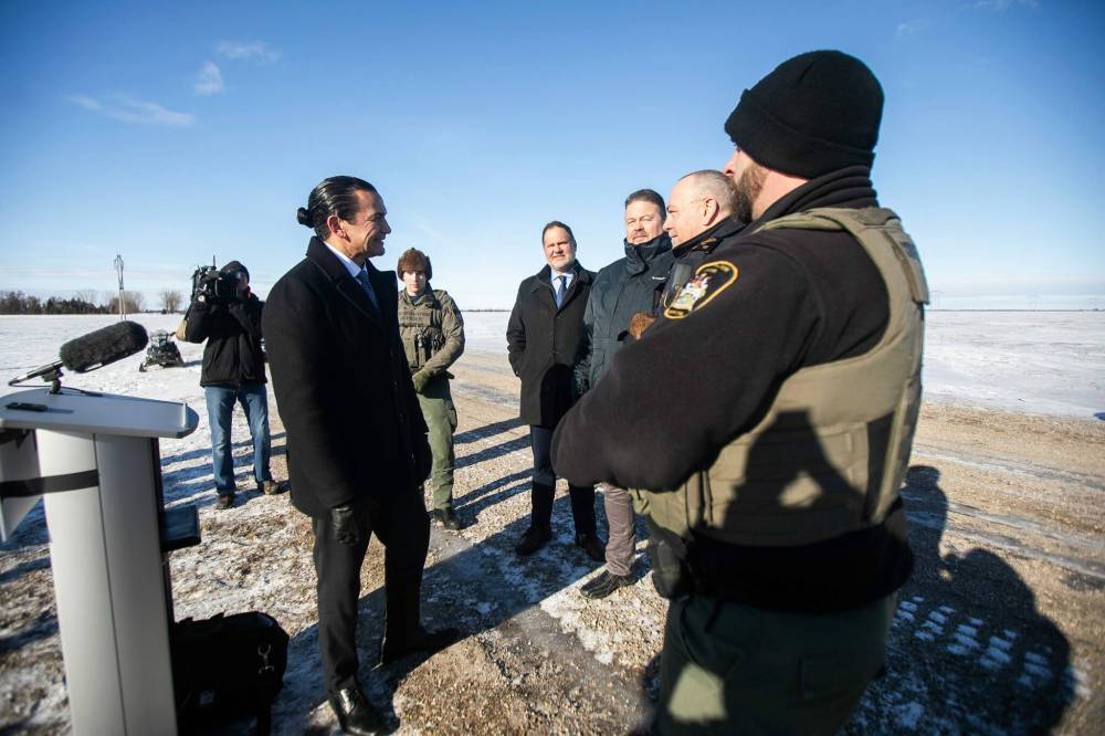 MIKAELA MACKENZIE / FREE PRESS
Premier Wab Kinew chats with conservation officers near Emerson after making the announcement that Manitoba Conservation Officers will be patrolling the Canada-U.S. border, Monday.