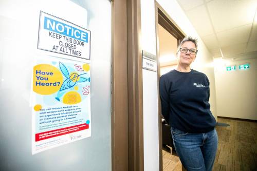 MIKAELA MACKENZIE / FREE PRESS 	 Kara Neustaedter at the conversation room where people who access the hummingbird program are brought first at Klinic Community Health on Thursday, Jan. 30, 2025. For Nicole story. Winnipeg Free Press 2025