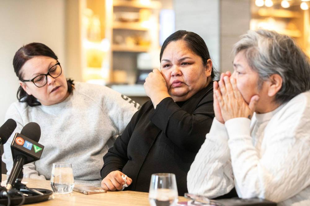 MIKAELA MACKENZIE / FREE PRESS 
Bloodvein Chief Lisa Young (left), Jessiah’s aunt and primary caregiver Roberta Goosehead, and Goosehead’s mother Kimberly Scott spoke to reporters Thursday. Young was among the first to learn about Jessiah’s death, and broke the news to Goosehead last week.