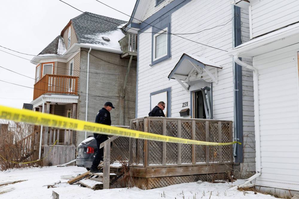 MIKE DEAL / FREE PRESS FILES
Winnipeg police outside Singer’s home at 259 Magnus Ave. after the shooting.