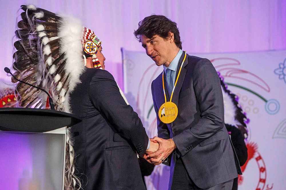 Southern Chiefs’ Organization Grand Chief, Jerry Daniels gives a beaded medallion to Prime Minister Justin Trudeau during a 2022 ceremony in Winnipeg's downtown Hudson's Bay Co. building. (Mike Deal / Free Press files)