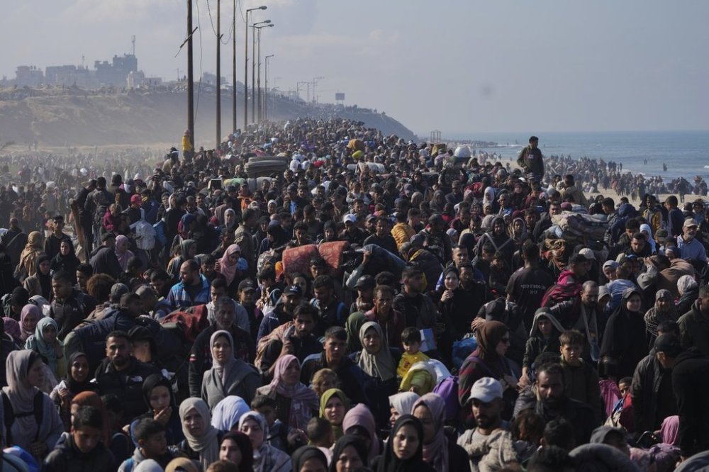 Displaced Palestinians return to their homes in the northern Gaza Strip, following Israel's decision to allow thousands of them to go back for the first time since the early weeks of the 15-month war with Hamas, Monday, Jan. 27, 2025. (AP Photo/Abdel Kareem Hana)