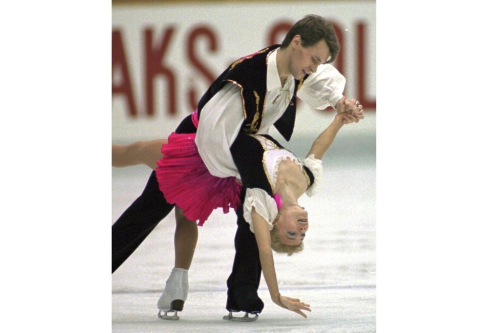 FILE - Evgenia Shishkova and Vadim Naumov of Russia perform during free skating in the pairs event of the NHK Trophy International Figure Skating Competition at Nagoya central Japan, Dec. 9, 1995. (AP Photo/Shizuo Kambayashi, File)