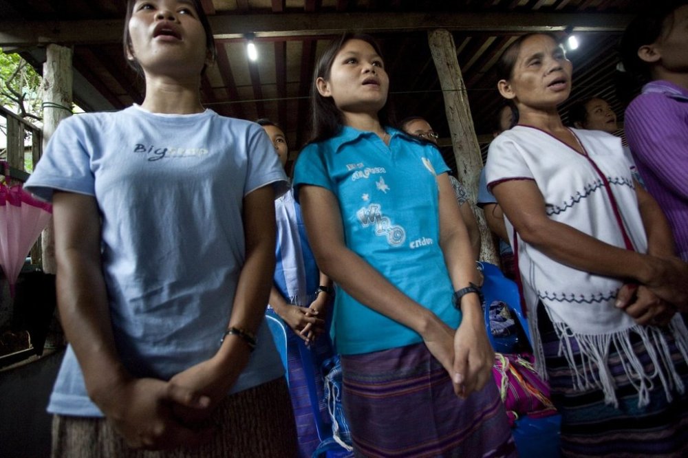 FILE - Myanmar ethnic Karen refugees sing religious songs at Mae La refugee camp near Mae Sot, Thailand, June 29, 2010. (AP Photo/David Longstreath, FILE)
