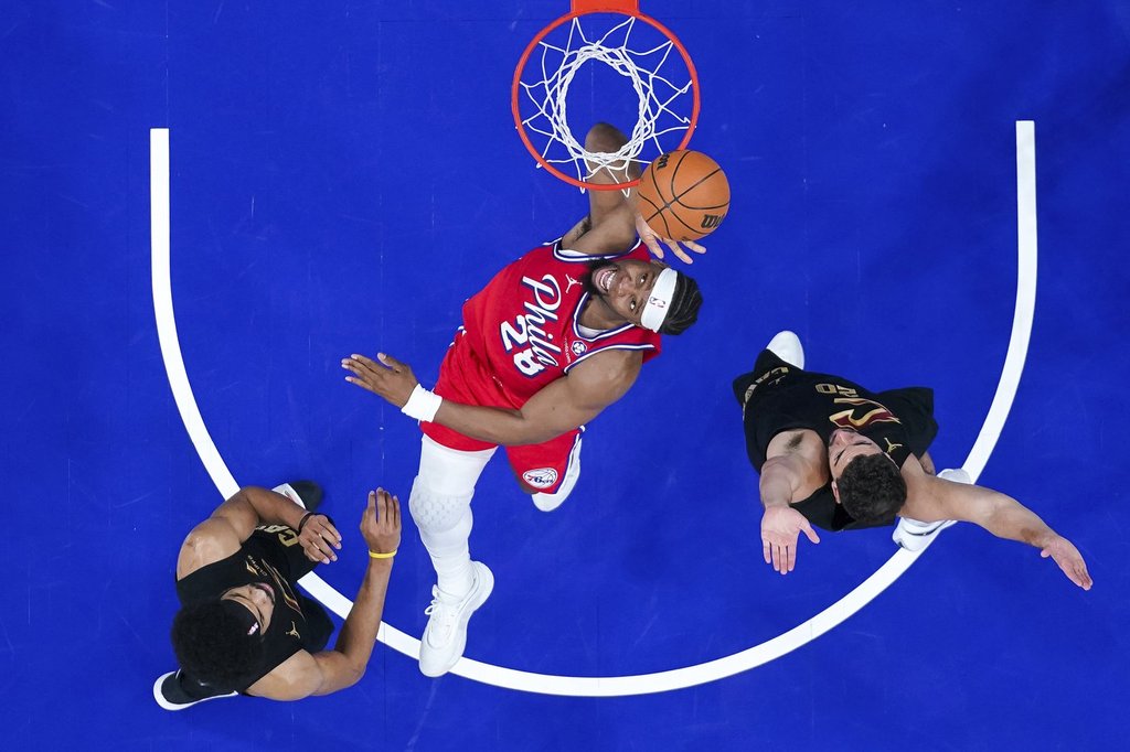 76ers end losing streak with 132-129 win over Cavs