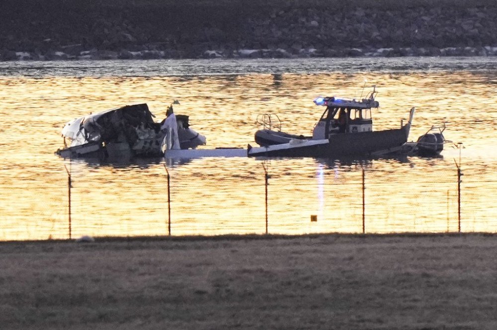 Search and rescue efforts are seen around a wreckage site in the Potomac River from Ronald Reagan Washington National Airport, early Thursday morning, Jan. 30, 2025, in Arlington, Va. (AP Photo/Mark Schiefelbein)