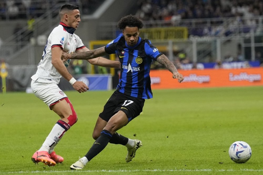 Inter Milan's Tajon Buchanan, right, is challenged by Cagliari's Gabriele Zappa during the Italian Serie A soccer match between Inter Milan and Cagliari at the San Siro stadium in Milan, Italy, Sunday, April 14, 2024. THE CANADIAN PRESS/AP-Antonio Calanni