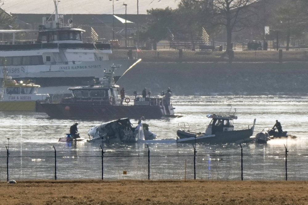 Search and rescue efforts are seen around a wreckage site in the Potomac River from Ronald Reagan Washington National Airport, early Thursday morning, Jan. 30, 2025, in Arlington, Va. (AP Photo/Mark Schiefelbein)