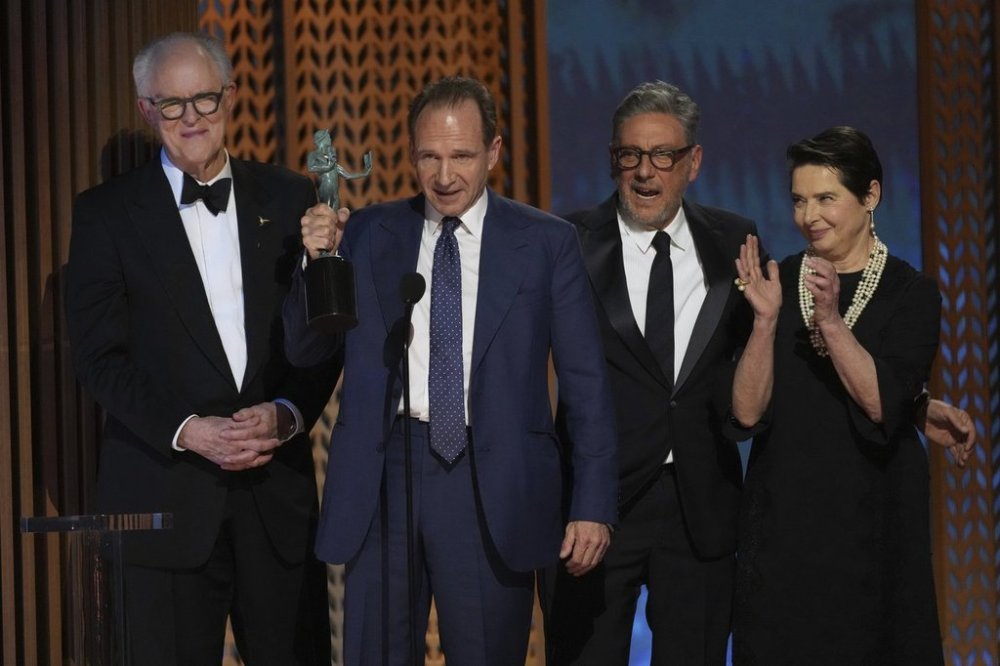 John Lithgow, from left, Ralph Fiennes, Sergio Castellitto, and Isabella Rossellini accepts the award for outstanding performance by a cast in a motion picture for