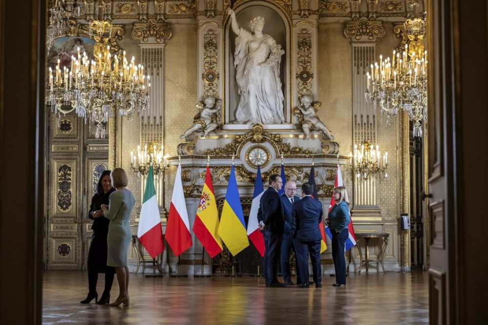 From left, German Foreign Minister Annalena Baerbock, High Representative for Foreign Affairs and Security Policy and Vice-President of the European Commission Kaja Kallas, Polish Foreign Minister Radoslaw Sikorski, European Commissioner for Defense and Space Andrius Kubilius, Spanish Foreign Jose Manuel Albares and Italian Undersecretary of State for Foreign Affairs Maria Tripodi talk during a meeting on European defence and Ukraine, at the Quai d'Orsay in Paris, France, Wednesday, Feb. 12, 2025. (Christophe Petit-Tesson, Pool Photo via AP)