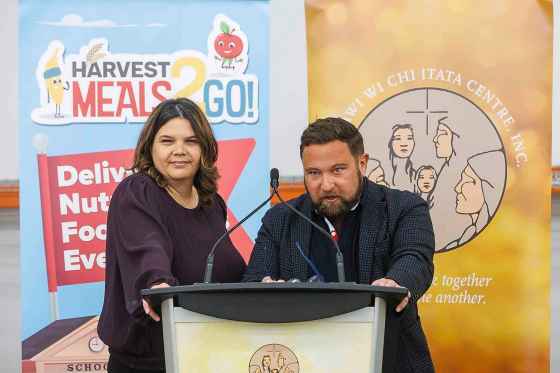 Ma Mawi executive director Tammy Christensen (left) and Harvest CEO Vince Barletta (right) announced a new project to address food insecurity. (Mike Deal / Free Press files)
