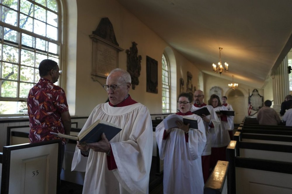 FILE - Choir members sing hymns at Christ Church in Philadelphia during Sunday service, Oct. 6, 2024. (AP Photo/Luis Andres Henao, File)