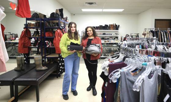 Aviva Tabac (right) community engagement manager for B’nai Brith Canada in Winnipeg and community engagement assistant Noa Kaufman at Kavod Thrift Store, which opened in the fall. (Ruth Bonneville / Free Press)
