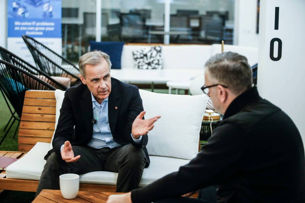 JOHN WOODS / FREE PRESS
Mark Carney, candidate for the Liberal party leadership, talks to Dan Lett at Launch Co-working Space Monday.