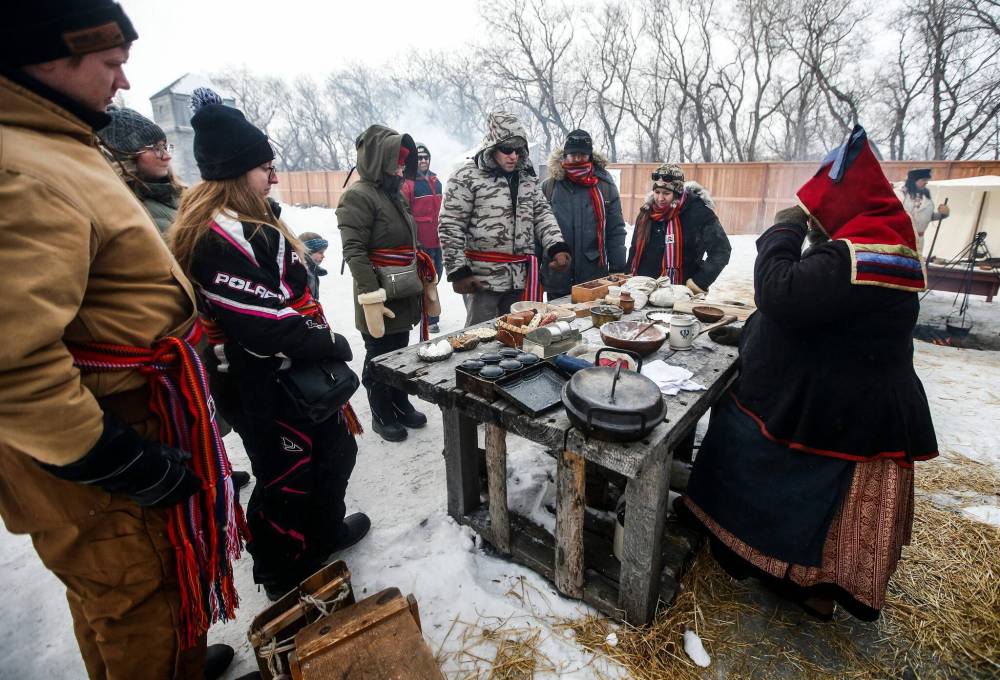 Festival goers get a lesson in voyageur cuisine. (John Woods / Free Press)
