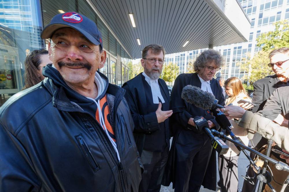 MIKE DEAL / FREE PRESS FILES
Clarence Woodhouse, pictured after being declared innocent in October with his lawyers, Jerome Kennedy and James Lockyer, is now suing the federal and provincial governments and the City of Winnipeg.