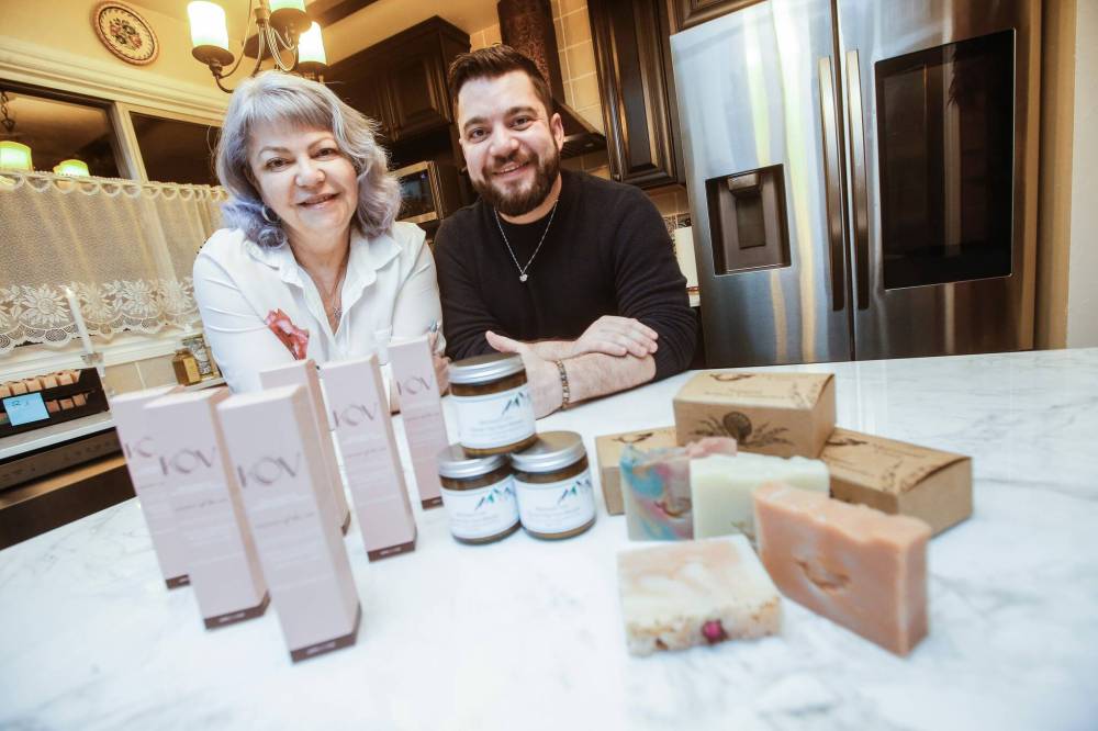 JOHN WOODS / FREE PRESS
Winnipeg mother-and-son duo Ildiko Gyarmati, left, and Bela Gyarmati are the founders of Mermaid Cove Cosmetics. Three of the company’s products will be included in gift bags for select Academy Award nominees and the broadcast host, Conan O’Brien.