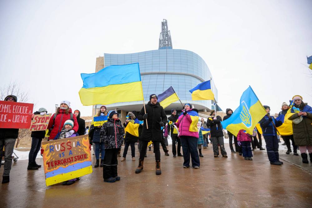 MIKE SUDOMA / FREE PRESS
Supporters of Ukraine wave flags as they gather outside of the Canadian Museum for Human Rights.