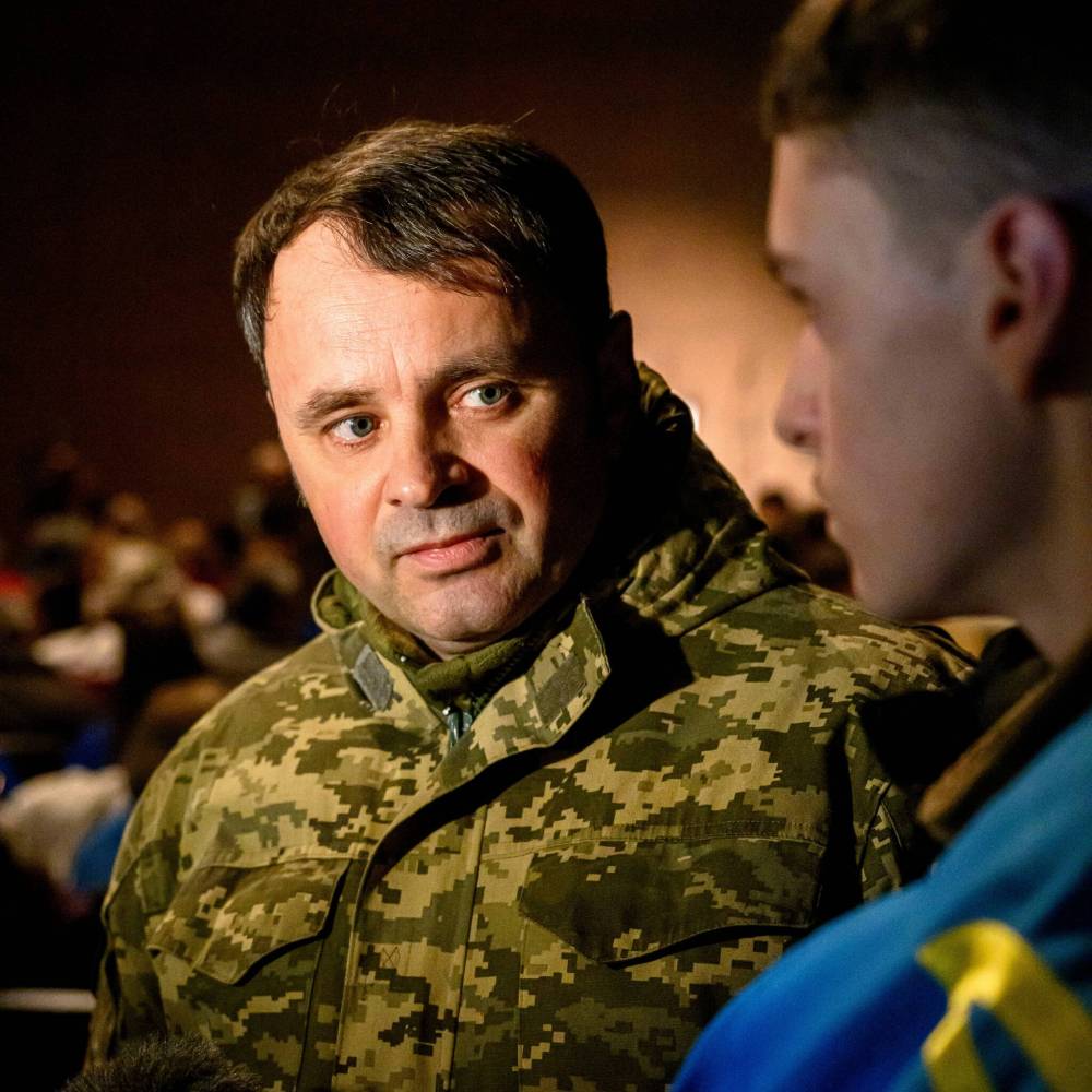 MIKE SUDOMA / FREE PRESS
Lukin shares a moment with his son Kiril while speaking to media.