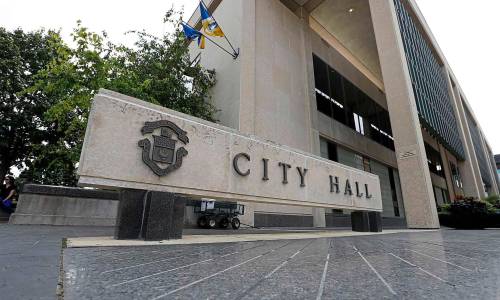 WAYNE GLOWACKI / FREE PRESS FILES
                                Winnipeg City Hall August 26 2016