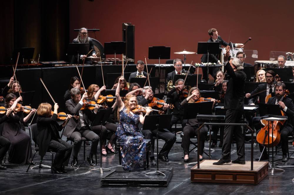 MATT DUBOFF PHOTO
Winnipeg Symphony Orchestra conductor Daniel Raiskin leads renowned violinist Rachel Barton Pine during the WSO’s Thursdays Classics series at the Centennial Concert Hall.
MATT DUBOFF PHOTO Winnipeg Symphony Orchestra conductor Daniel Raiskin leads renowned violinist Rachel Barton Pine during the WSO’s Thursdays Classics series at the Centennial Concert Hall.