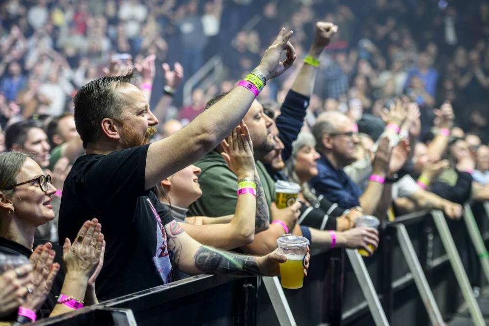 MIKE SUDOMA / FREE PRESS
Fans sing along to their favourite hits.