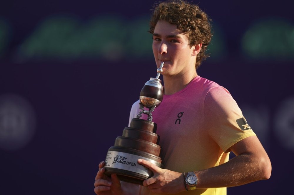 Brazil's Joao Fonseca poses with the trophy after defeating Argentina's Francisco Cerundolo in a men's doubles final match at the Argentina Open ATP tennis tournament at Guillermo Vilas Stadium in Buenos Aires, Argentina, Sunday, Feb. 16, 2025. (AP Photo/Gustavo Garello)
