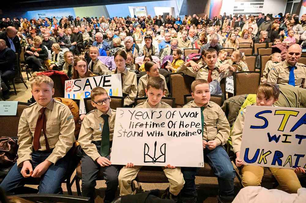 MIKE SUDOMA / FREE PRESS
Children from the Winnipeg chapter of the Ukrainian Youth Association of Canada show their support during the event.
