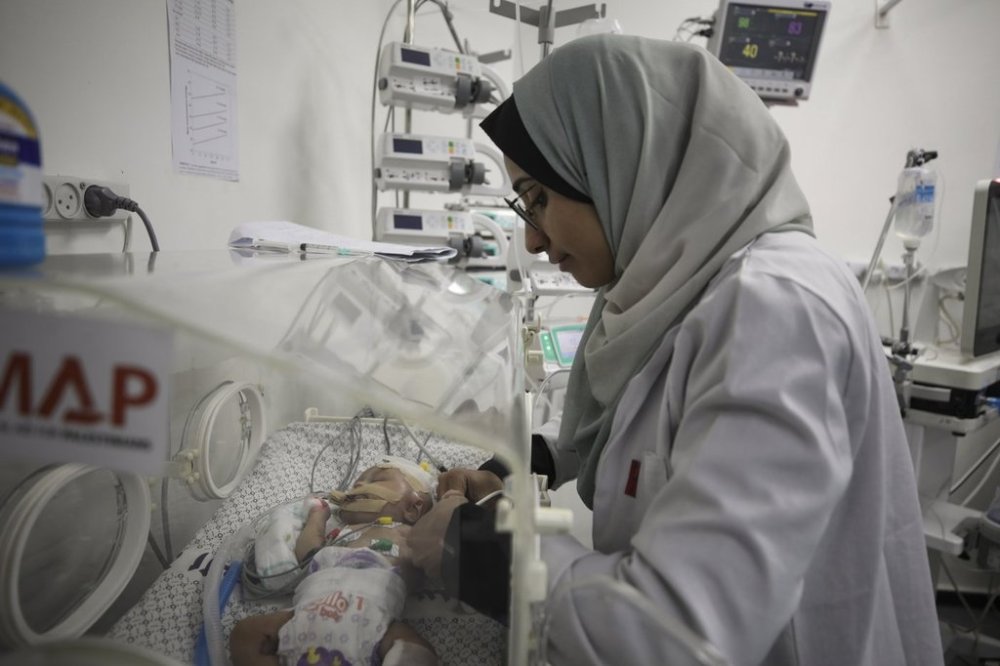 A two-month-old Palestinian baby, Eila Sarsak, receives treatment in an incubator at the Patient Friends Hospital in Gaza City, where she has been in intensive care for ten days due to the effects of the cold weather, on Tuesday, Feb. 25, 2025. (AP Photo/Jehad Alshrafi)