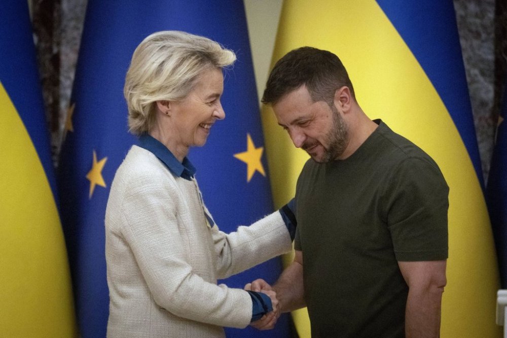 FILE -Ukrainian President Volodymyr Zelenskyy, right, and European Commission President Ursula von der Leyen greet each other in Kyiv, Ukraine, Friday, Sept. 20, 2024. (AP Photo/Efrem Lukatsky, File)