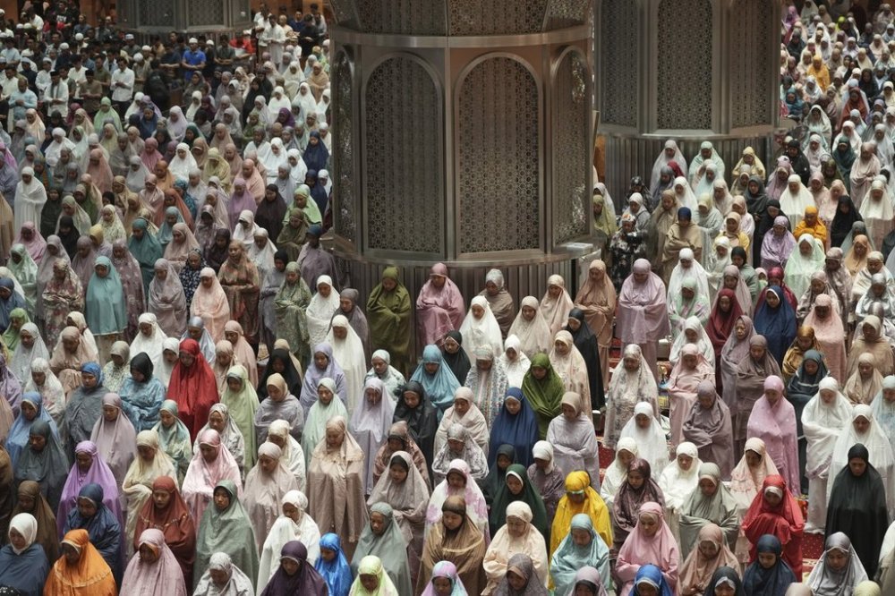 Indonesian Muslims pray an evening prayer called 'tarawih' to mark the first eve of the holy fasting month of Ramadan, at Istiqlal Mosque in Jakarta, Indonesia, Friday, Feb 28, 2025. (AP Photo/Achmad Ibrahim)