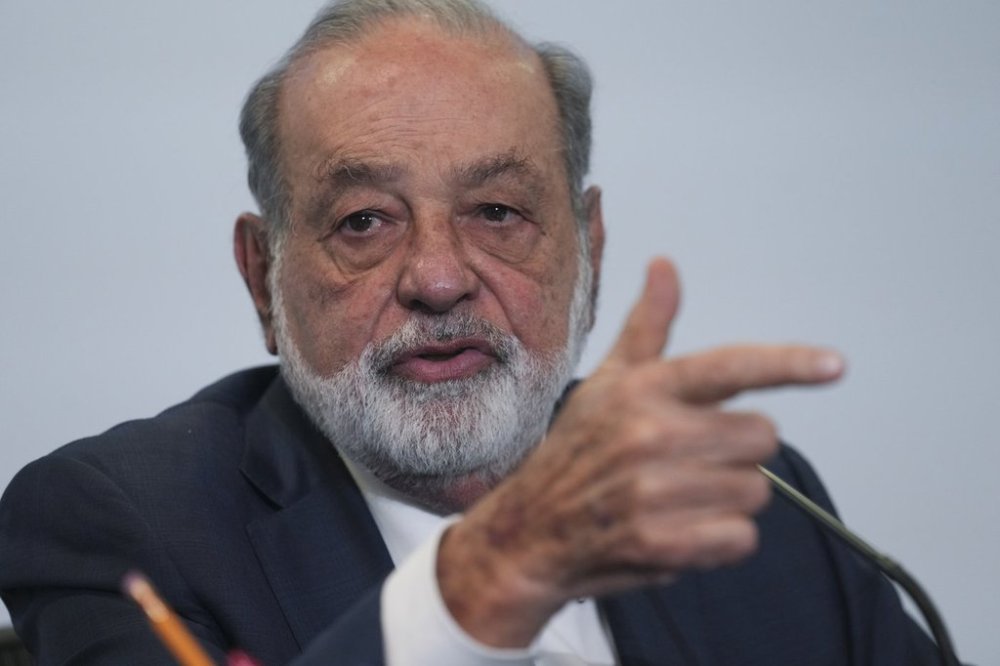 Mexican billionaire Carlos Slim gives a press conference in Mexico City, Monday, Feb. 10, 2025. (AP Photo/Marco Ugarte)