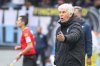 Atalanta's head coach Gian Piero Gasperini shouts instructions during the Serie A soccer match between Atalanta and Lazio at the Gewiss Stadium in Bergamo, Italy, Sunday, April 6, 2025. (Stefano Nicoli/LaPresse via AP)