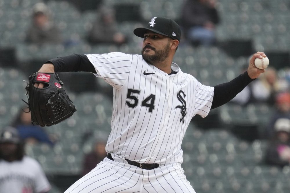 Chicago White Sox starting pitcher Martín Pérez throws against the Minnesota Twins during the first inning of a baseball game in Chicago, Monday, March 31, 2025. (AP Photo/Nam Y. Huh)