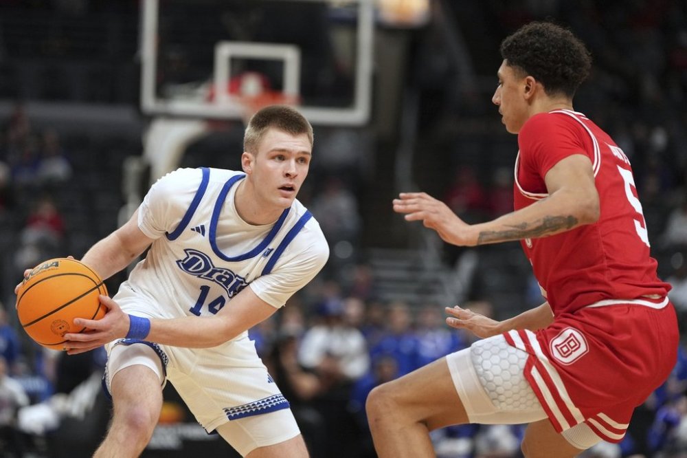 Drake's Bennett Stirtz (14) looks to pass as Bradley's Christian Davis (5) defends during the first half of the championship game in the Missouri Valley Conference NCAA college basketball tournament Sunday, March 9, 2025, in St. Louis. (AP Photo/Jeff Roberson)