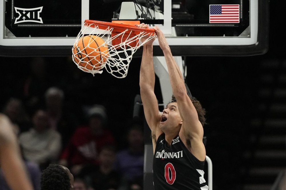 Cincinnati's Dan Skillings Jr. (0) dunks during the second half of an NCAA college basketball game against Oklahoma State in the first round of the Big 12 Conference tournament, Tuesday, March 11, 2025, in Kansas City, Mo. (AP Photo/Charlie Riedel)
